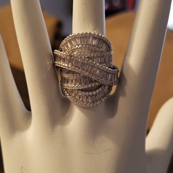 Jewelry - Beautiful Sterling silver ring size 7.5